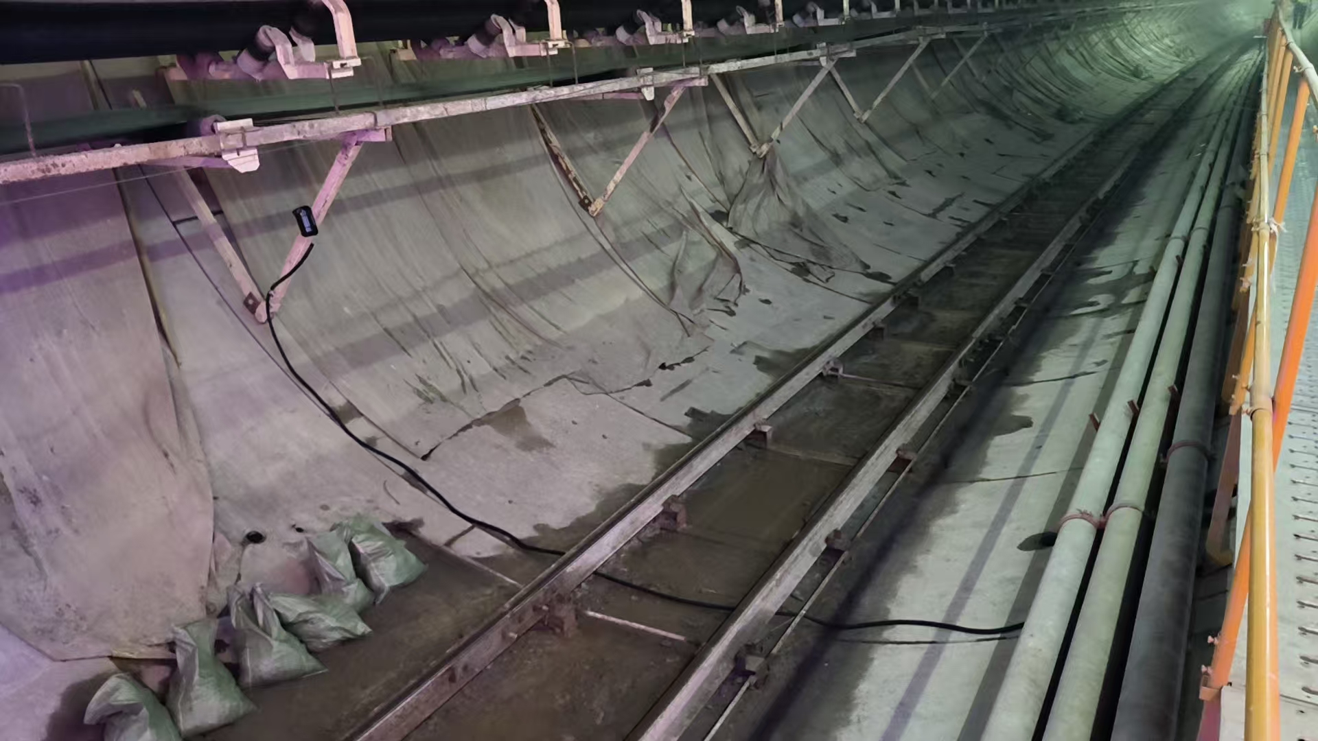 红外报警应该到地铁联络通道施工，当有电瓶车通过时，井号报警